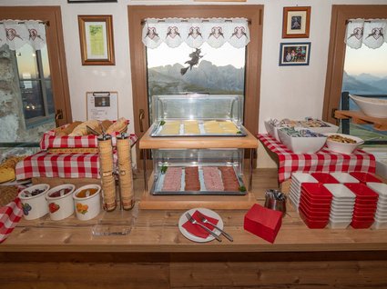 Schutzhaus in den Dolomiten mit Tradition Schutzhaus in den Dolomiten mit Tradition